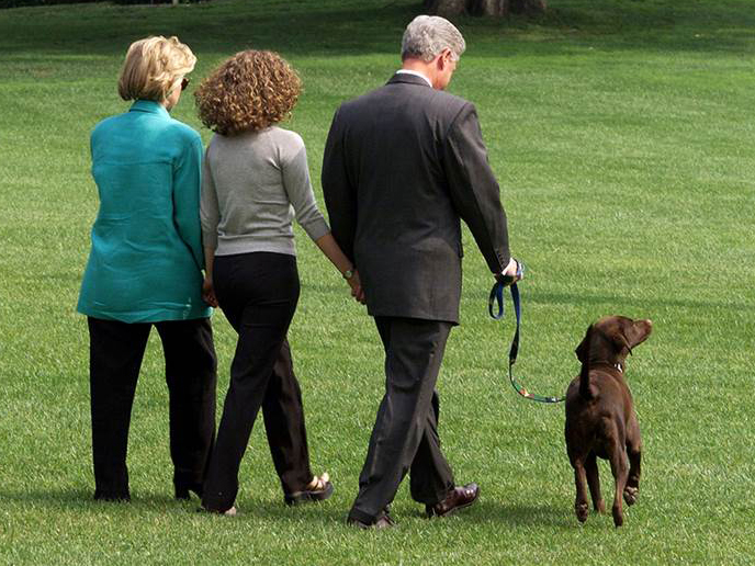 Một trong những tấm ảnh 'chiến lược' nhất của gia đình Clinton: tay trong tay bước trên thảm cỏ Nhà Trắng ngay sau khi ông Clinton công khai thừa nhận có quan hệ tình ái với cô thực tập viên Nhà Trắng - Ảnh: AFP
