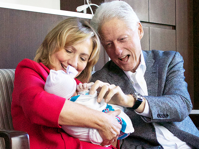 Lên chức ông bà ngoại, một trong những thời khắc hạnh phúc nhất của vợ chồng Clinton - Ảnh: Reuters