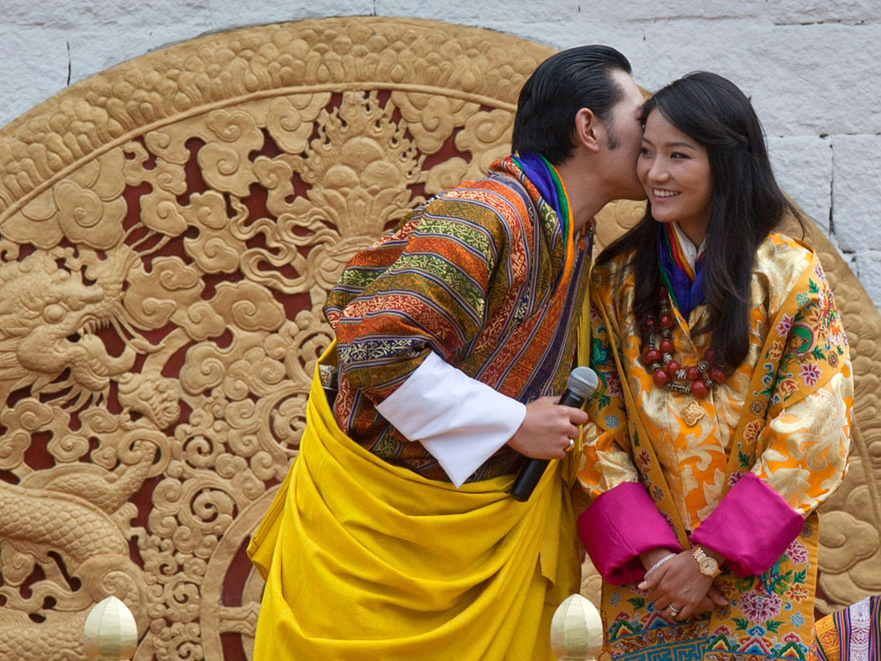 Ông Jigme Khesar cưới vợ khi đang ngồi trên ngai vàng - Ảnh: Reuters