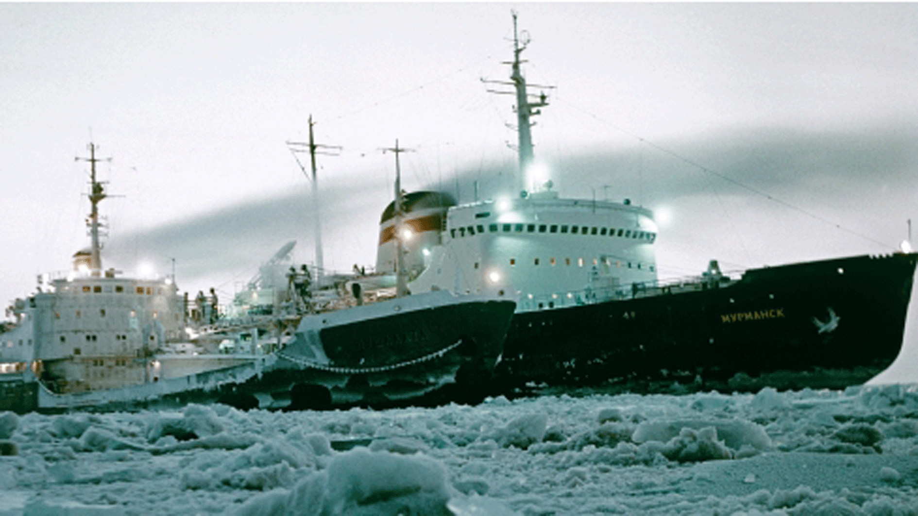 Tàu phá băng của Nga Murmansk dẫn đường cho một con tàu ở Bắc Cực - Ảnh: Ria Novosti