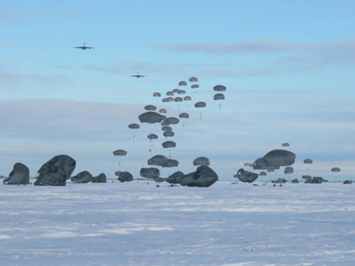 Lính nhảy dù Mỹ đáp xuống Bắc Cực - Ảnh: Quân đội Mỹ