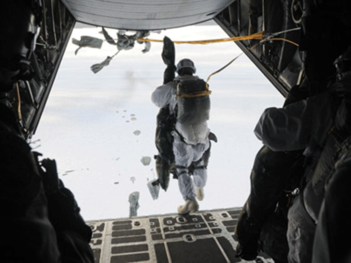 Lính Mỹ chuẩn bị nhảy dù xuống Bắc Cực từ trên máy bay vận tải C-130 - Ảnh: Quân đội Mỹ