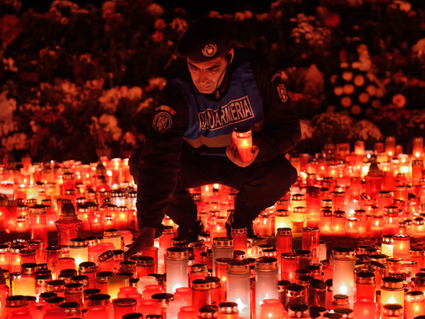 Người dân quy trách nhiệm cho sự quản lý yếu kém của chính phủ sau vụ cháy vũ trường. Trong ảnh là cảnh thắp nến tưởng niệm nạn nhân - Ảnh: AFP