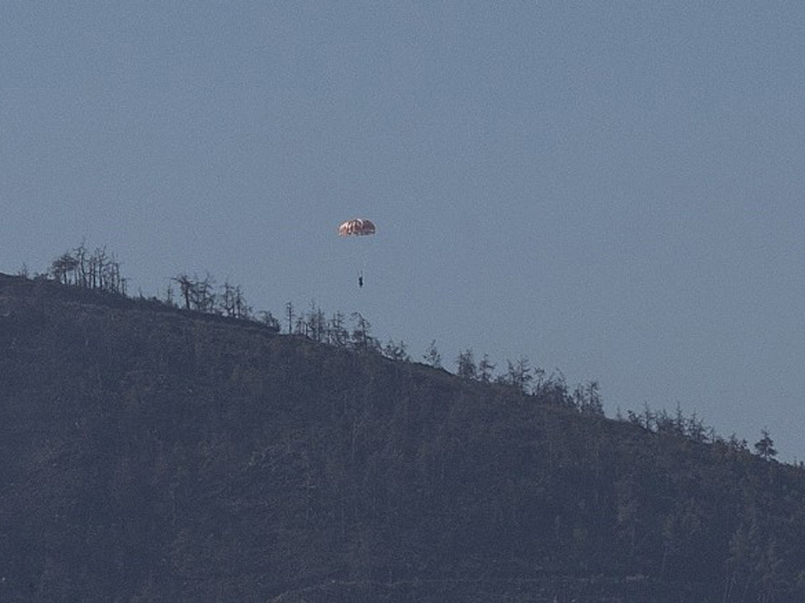 Người ta đã chụp được bức ảnh này khi chiếc Su-24 của Nga bị bắn hạ. Phi công đã thoát ra ngoài - Ảnh: AFP