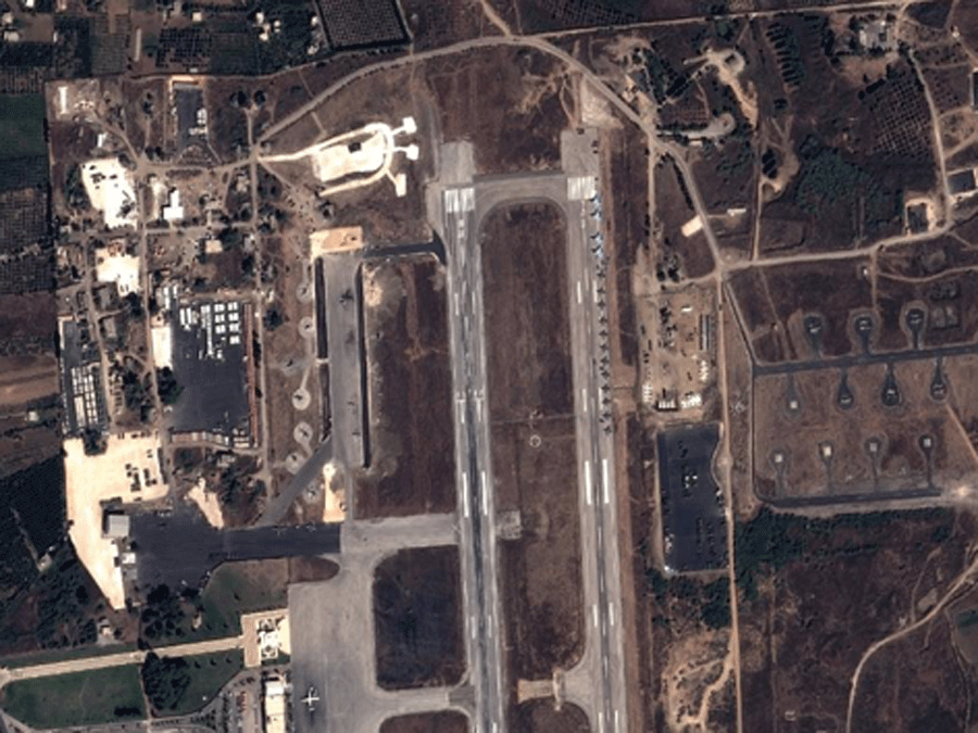 Ảnh chụp từ vệ tinh cho thấy chiến đấu cơ và trực thăng Nga tại một căn cứ quân sự của chính phủ Syria tại Latakia - Ảnh: AFP