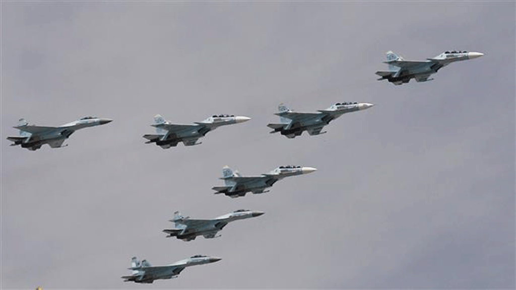 Chiến đấu cơ Su-30 và Su-35 của Nga trong một cuộc trình diễn tại Moscow - Ảnh: AFP