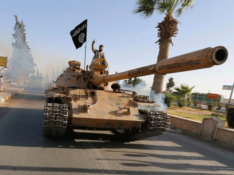 Chiến binh IS giữa đường phố Raqqa (Syria) - Ảnh: Reuters