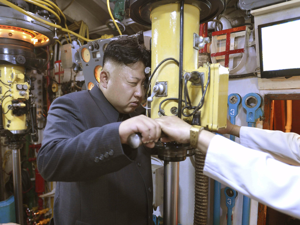 Ông Kim Jong-un trong một chuyến thị sát Hải quân Triều Tiên - Ảnh: Reuters