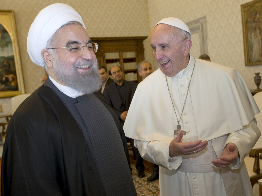 Tổng thống Rouhani được giáo hoàng Francis đón tiếp tại Rome - Ảnh: Reuters