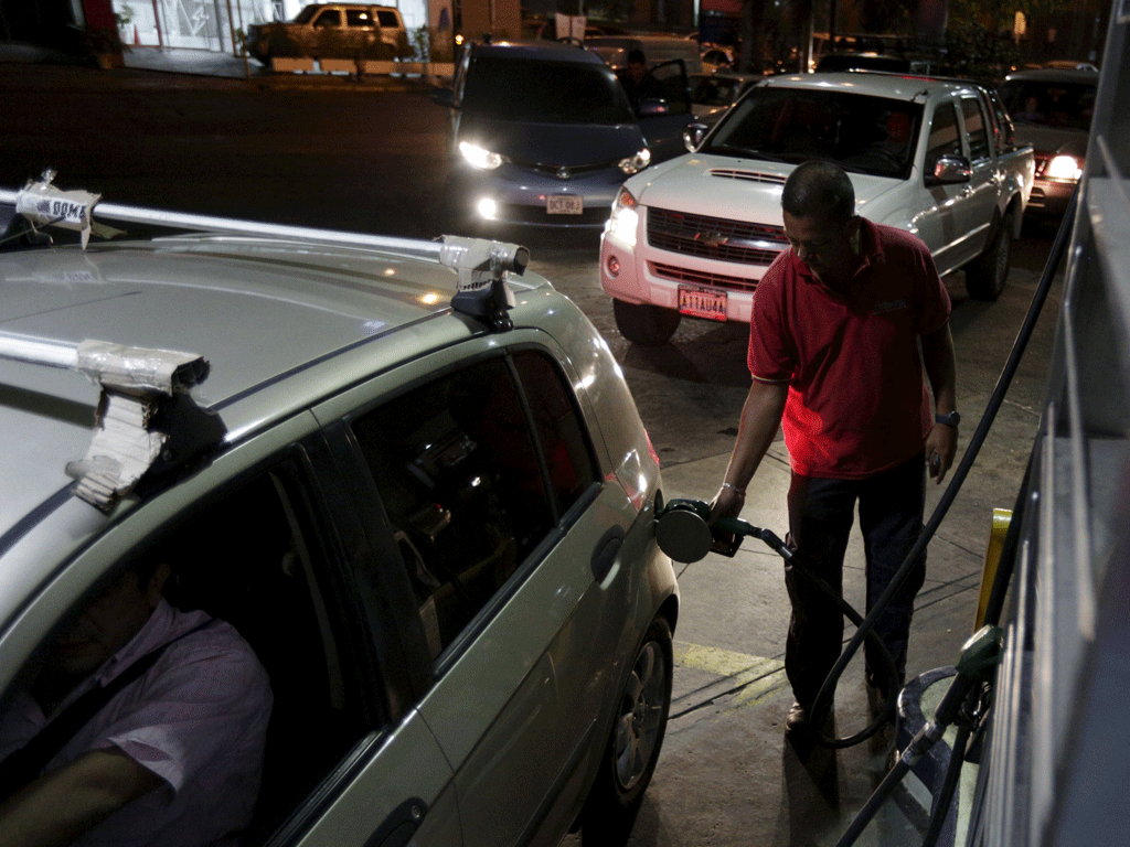 Dẫu có tăng giá 60 lần, xăng ở Venezuela vẫn thuộc hàng rẻ nhất thế giới - Ảnh: Reuters