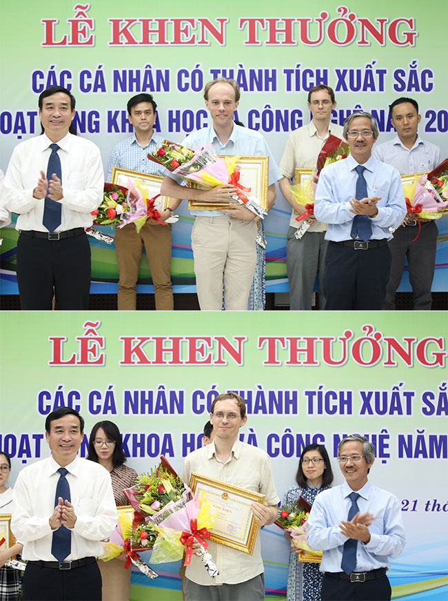 TS. David M.A. Vercauteren (ảnh trên) và TS. Adam F. Johnson đến từ ĐH Duy Tân nhận Bằng khen của TP.Đà Nẵng