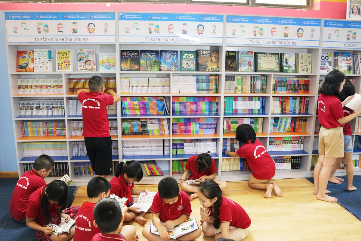 Các em học sinh khám phá Tủ sách thiếu nhi mới tại Thư viện Hà Nội