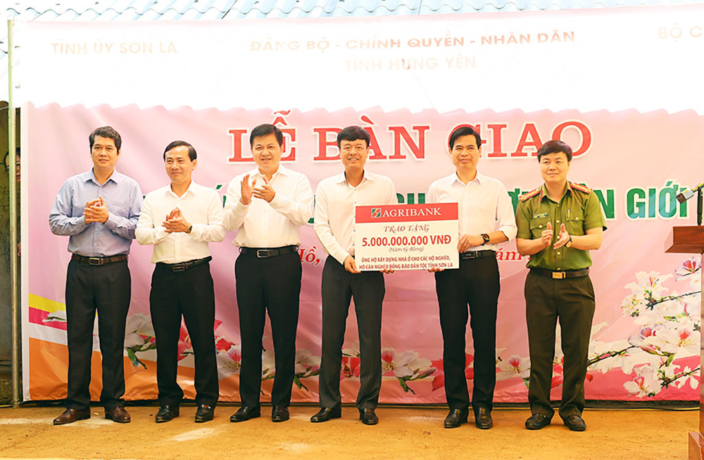 Đ/c Nguyễn Hải Long, Phó Tổng Giám đốc Agribank (Thứ 3 từ bên phải) thay mặt Agribank Việt Nam đã trao số tiền 5 tỉ ủng hộ kinh phí xây dựng nhà ở tại huyện Vân Hồ, Sơn La