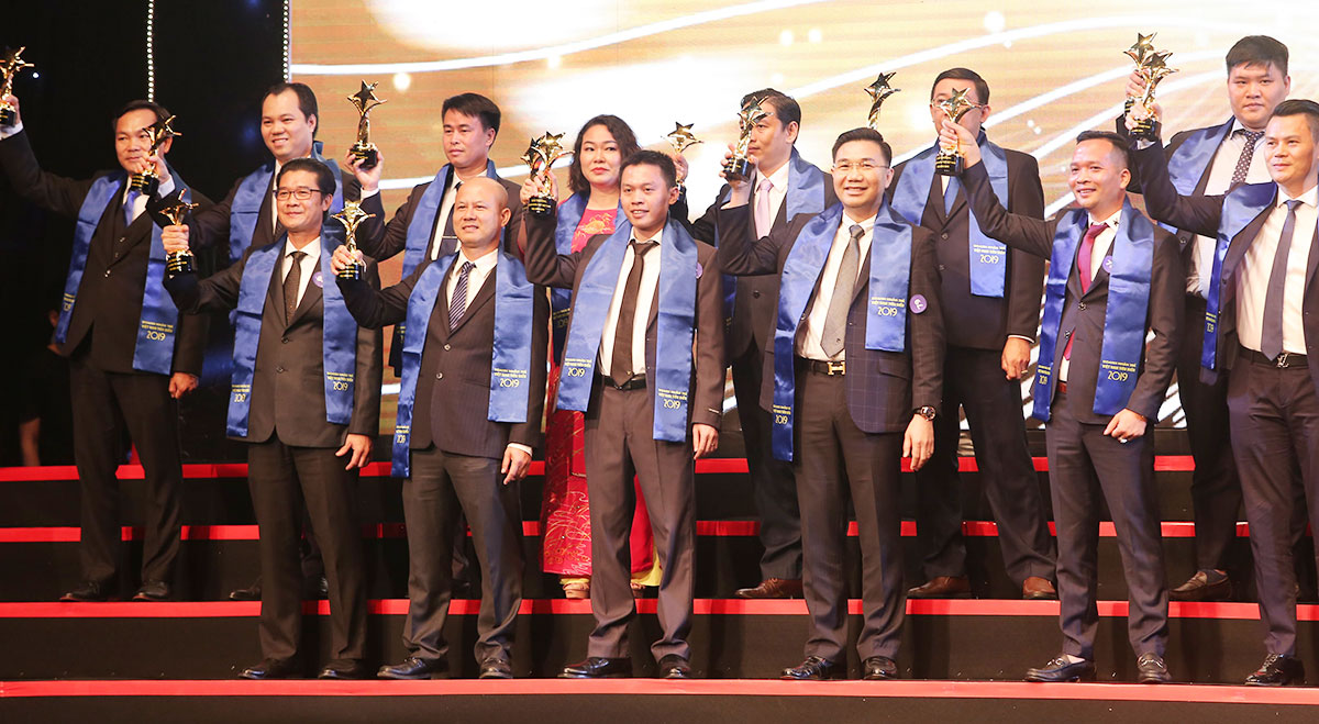 Ông Vũ Kim Giang, Tổng Giám đốc Hải Phát Land, (hàng 1, thứ 3 từ trái sang) nhận Giải thưởng Sao Đỏ - Doanh nhân trẻ Việt Nam tiêu biểu 2019
