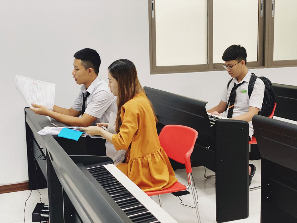 Học sinh yêu thích đàn piano được thầy cô giảng dạy trong giờ CLB tại THPT FPT