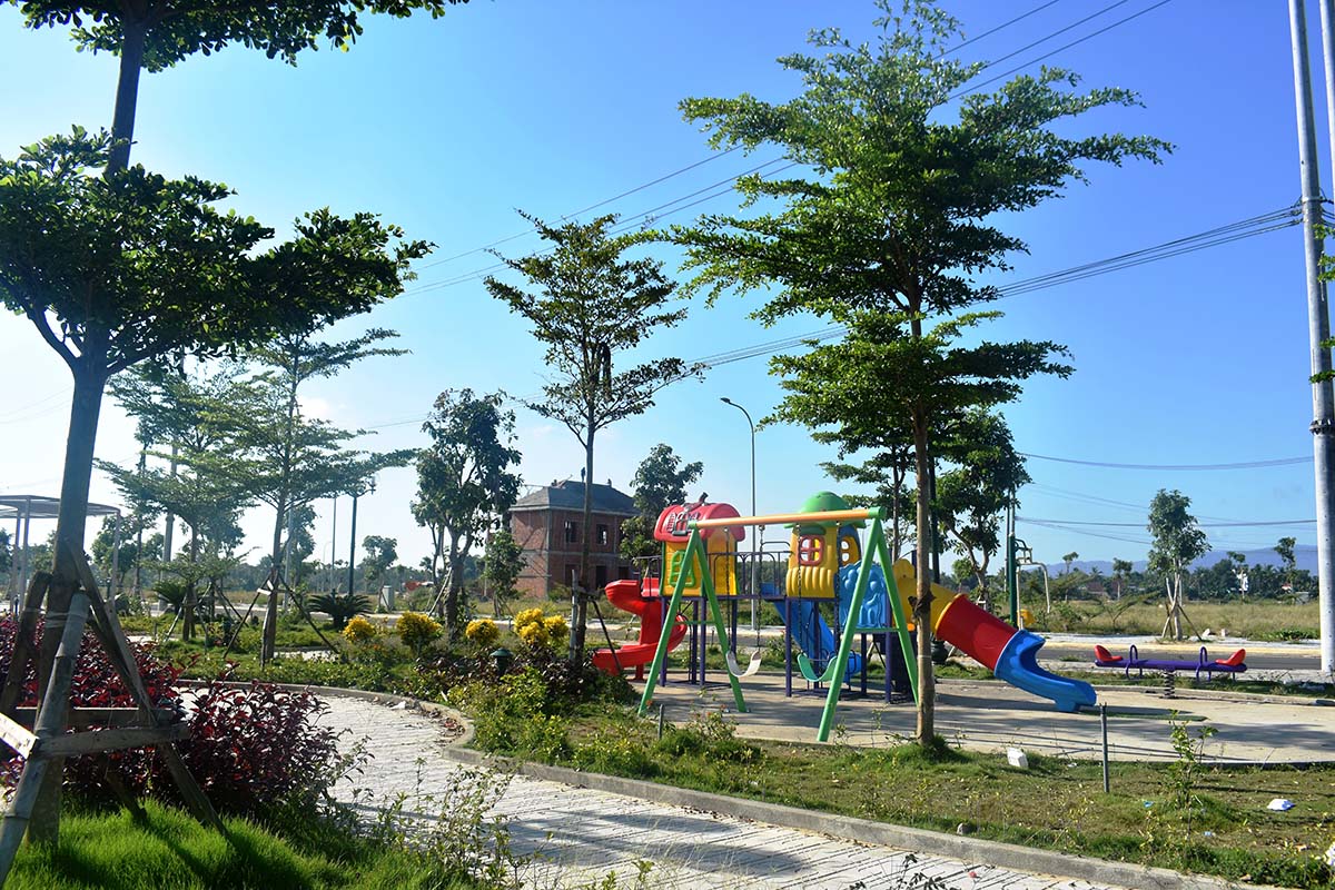 Khu vui chơi dành cho trẻ em được thiết kế bên trong công viên xanh mát