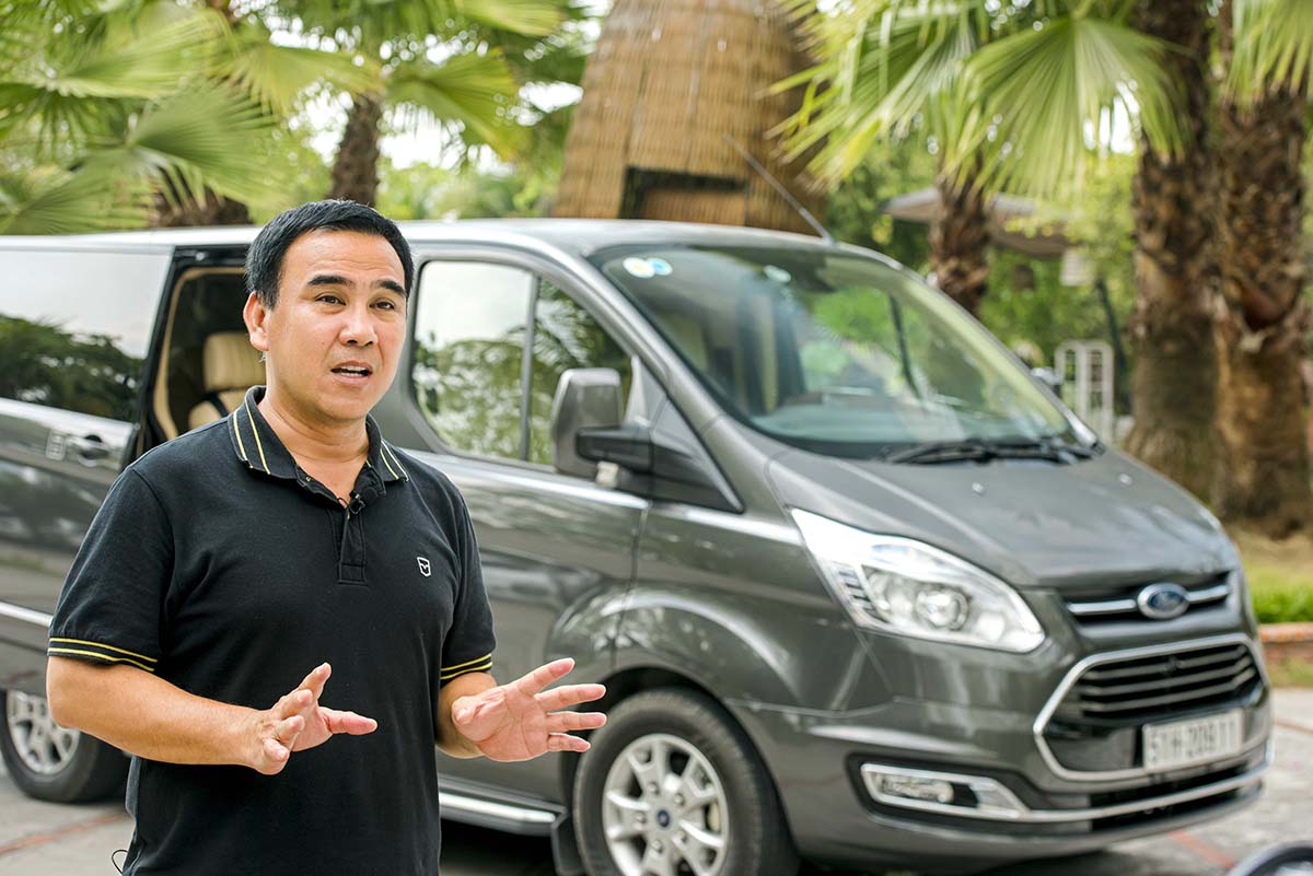 Quyền Linh đứng cạnh người bạn đồng hành lý tưởng Ford Tourneo