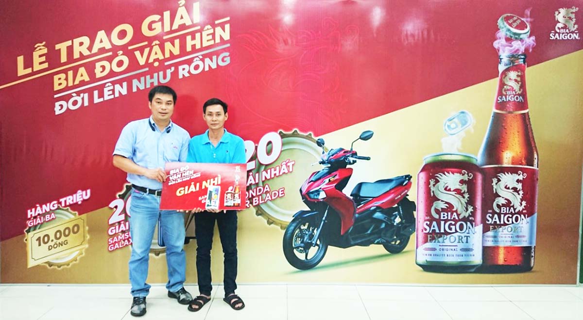 Anh Nguyễn Thanh Hùng nhận giải Nhì điện thoại tại chi nhánh Bia Saigon