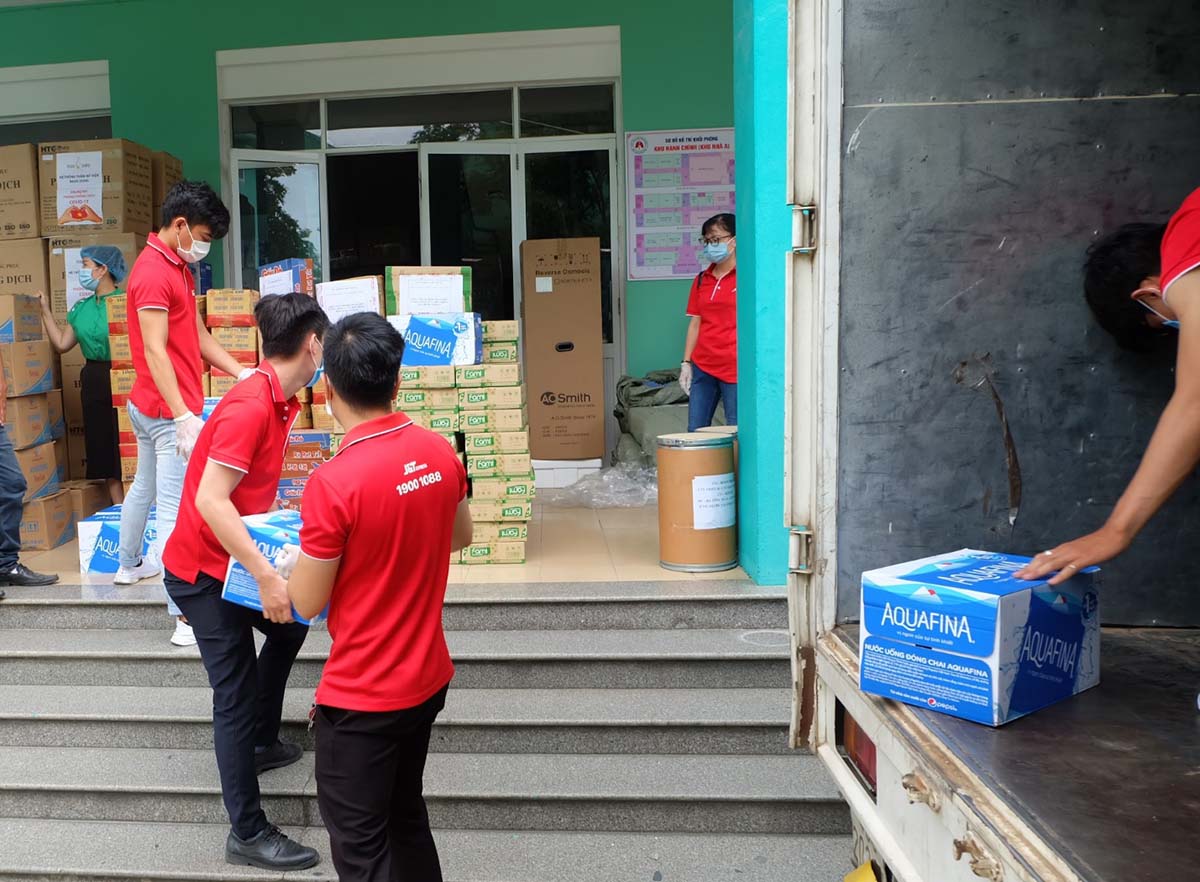 Đoàn tiếp tục di chuyển đến tặng quà tại bệnh viện Phổi Đà Nẵng