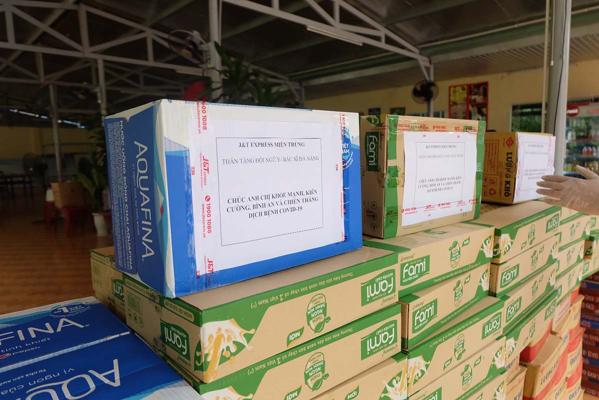 Hàng ngàn nhu yếu phẩm đã được gửi tặng đến 2 bệnh viện lớn đang chữa trị số lượng lớn bệnh nhân nhiễm Covid-19 của Đà Nẵng