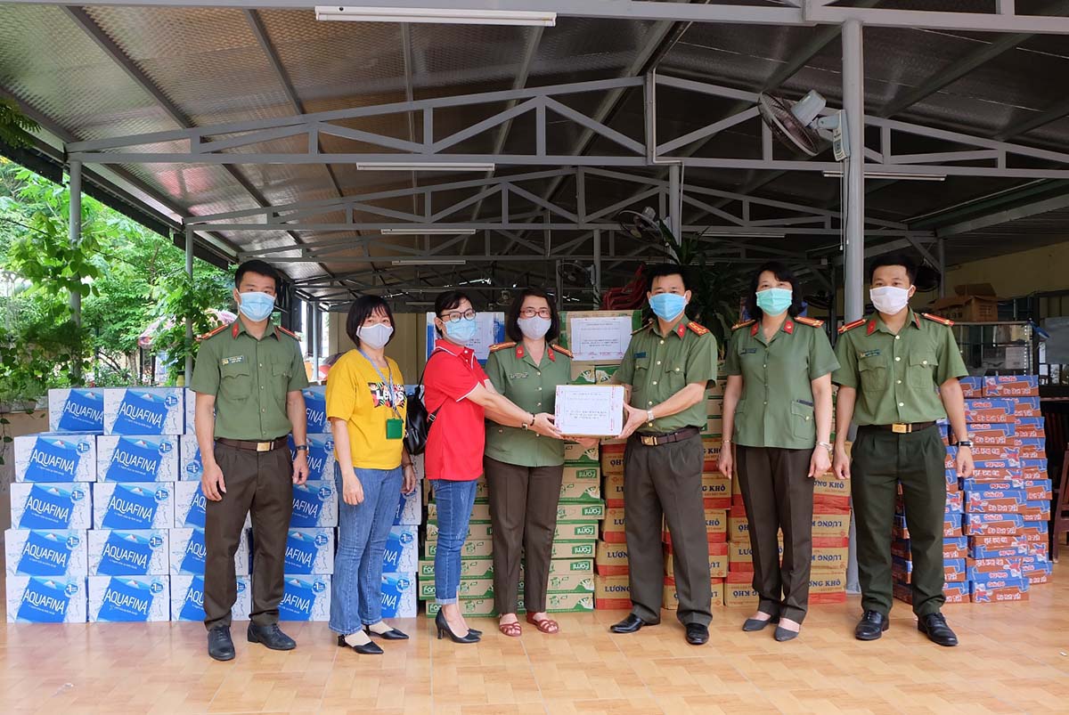 Bà Bùi Thị Hải - Trưởng phòng Hành chính J&T Express chi nhánh Đà Nẵng thay mặt công ty bày tỏ lòng biết ơn sâu sắc đến các y bác sĩ