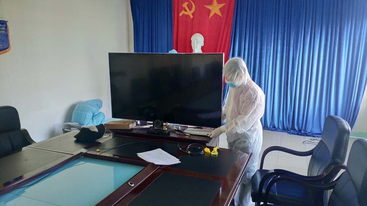 Nhân viên kỹ thuật Viettel lắp đặt cầu truyền hình tại Bệnh viện phổi Đà Nẵng