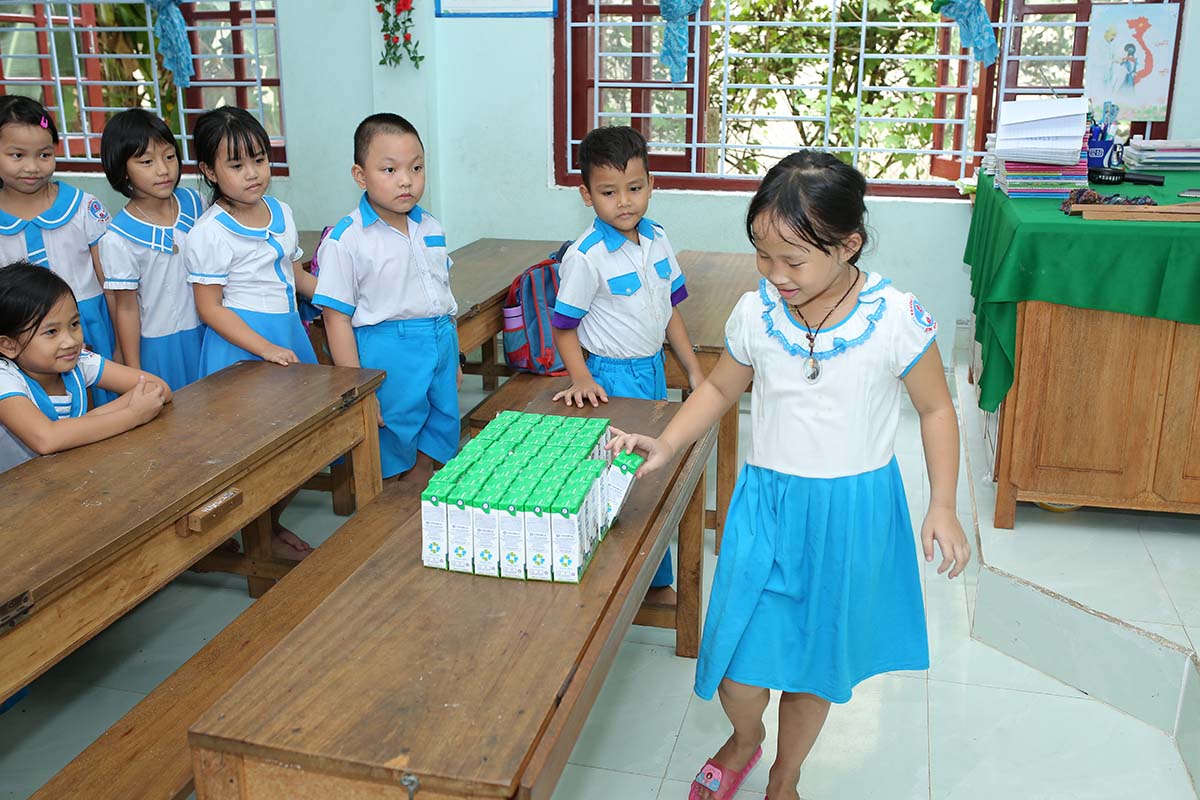 Chương trình Sữa học đường được tỉnh Quảng Nam và Vinamilk triển khai từ tháng 6.2020 dành cho 33.000 trẻ em thuộc 6 huyện miền núi của tỉnh
