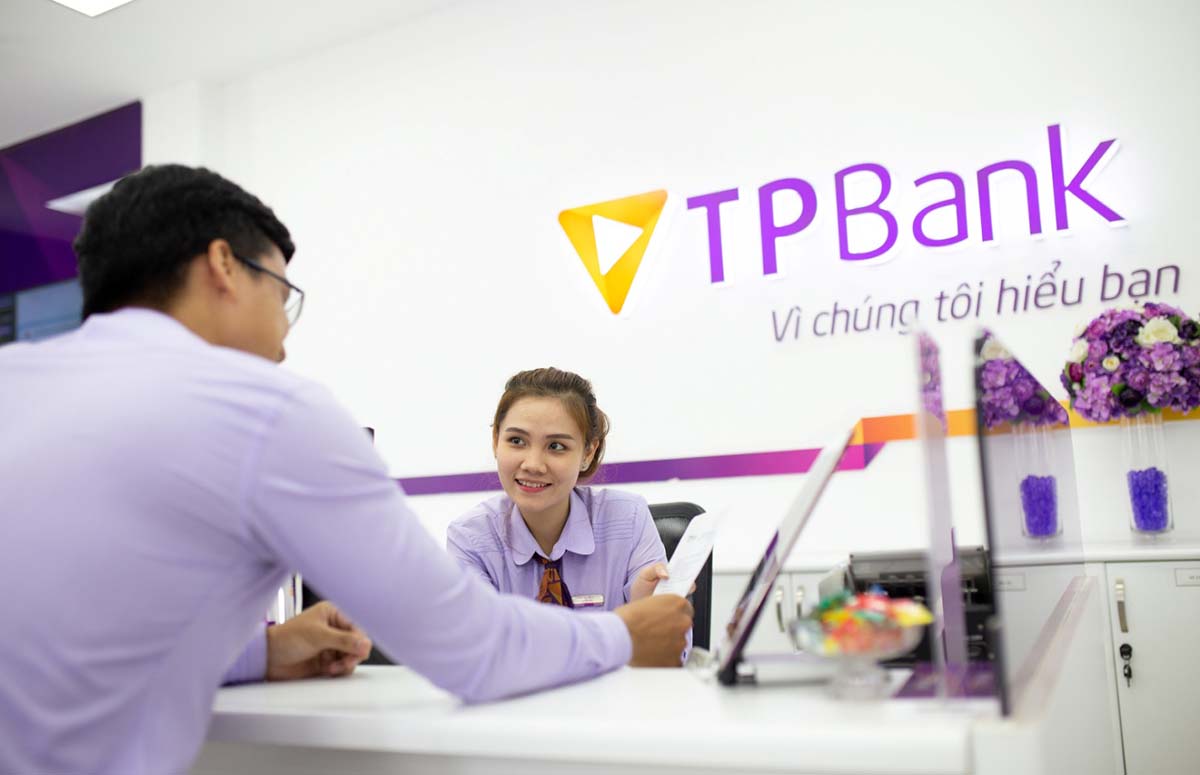 Với rất nhiều dịch vụ của TPBank, khách hàng không cần phải đến tận quầy mới có thể giao dịch như trước đây