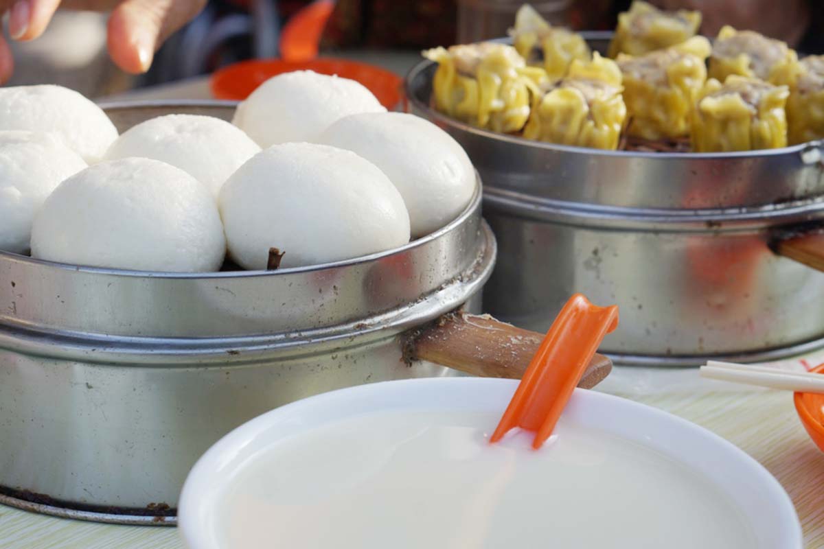 Sữa đậu nành ăn với quẩy, bánh bao là món ăn sáng rất phổ biến và được yêu thích của người Trung Quốc