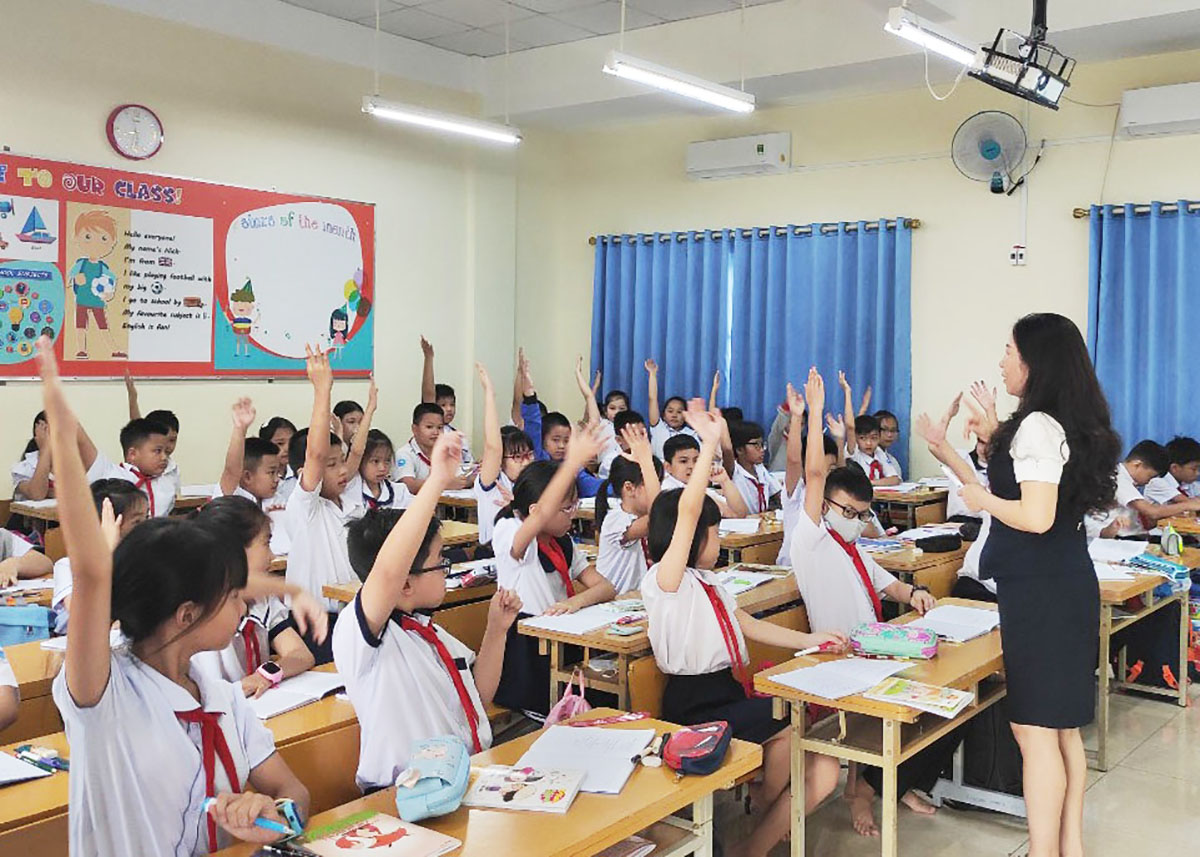 Phổ biến về chính sách BHYT cho học sinh trong một trường học ở Đắk Lắk