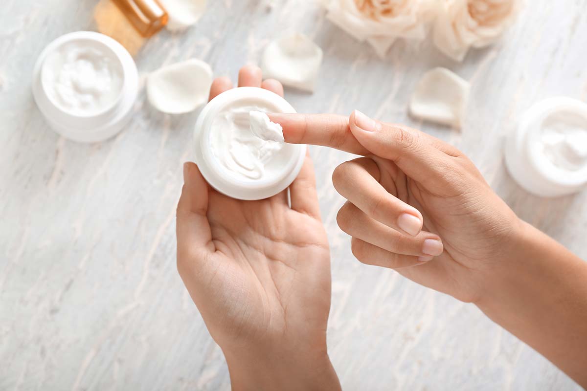 Dùng kem trộn, kem lột da hay tắm trắng chỉ làm trắng da ngắn hạn và ẩn chứa nhiều hậu quả nguy hiểm 