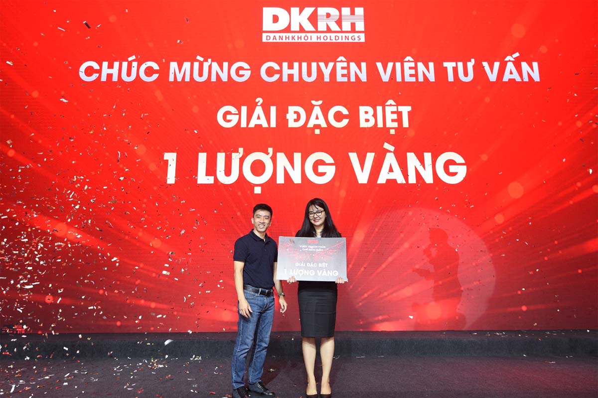 “Người dẫn đường” Nguyễn Quốc Bảo - Phó TGĐ Tập đoàn Danh Khôi trao tặng giải đặc biệt cho chuyên viên tư vấn may mắn