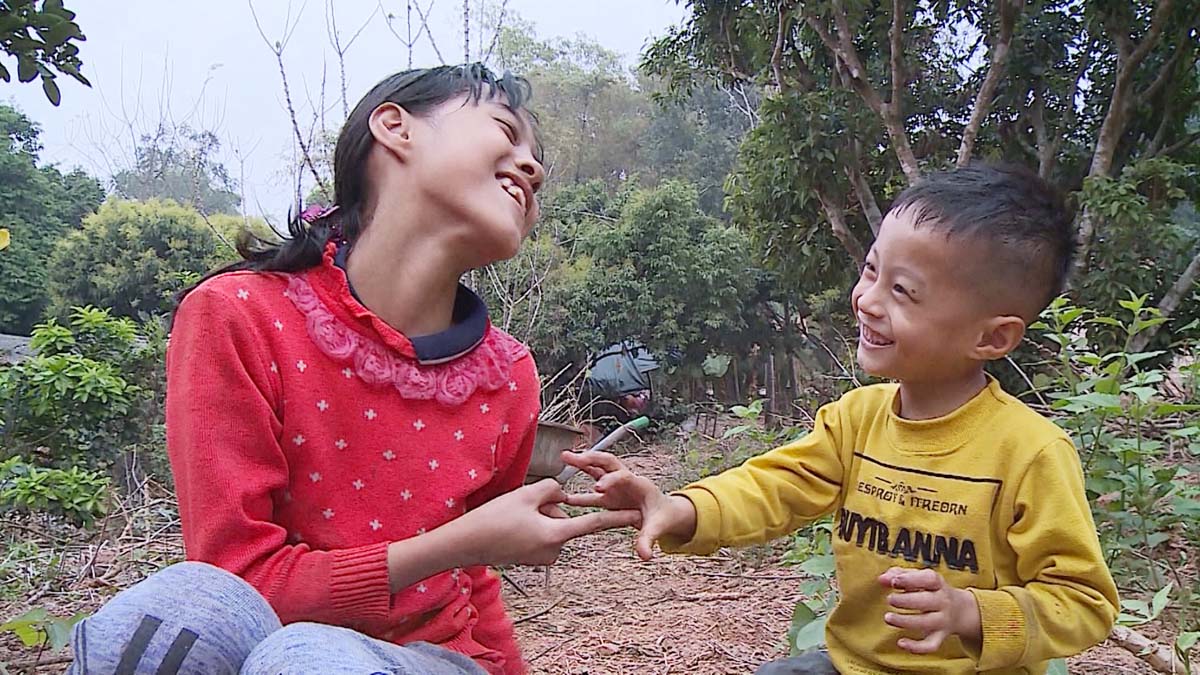 Hai chị em Trịnh Thị Trang vui cười trên nương sắn