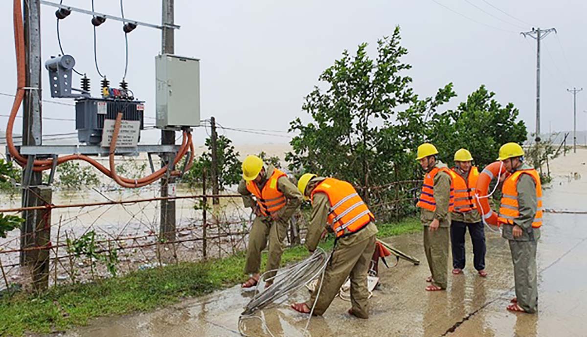 Công nhân Điện lực Hương Khê - PC Hà Tĩnh khắc phục sự cố 10.2020