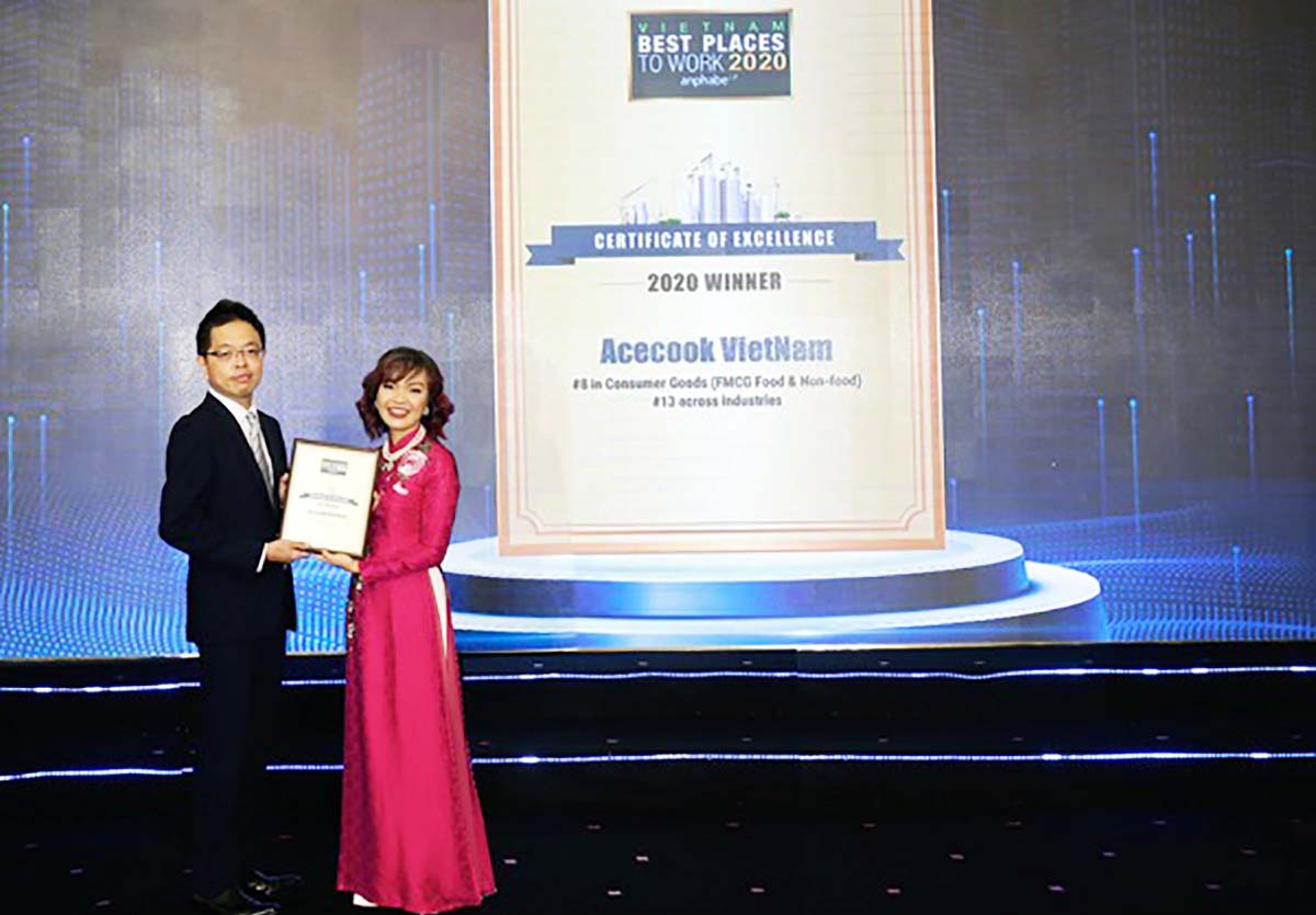 Ông Shimada Shigeru - Chánh Văn Phòng Tổng Giám Đốc - Công ty Acecook Việt Nam nhận chứng nhận Nơi làm việc tốt nhất Việt Nam 2020