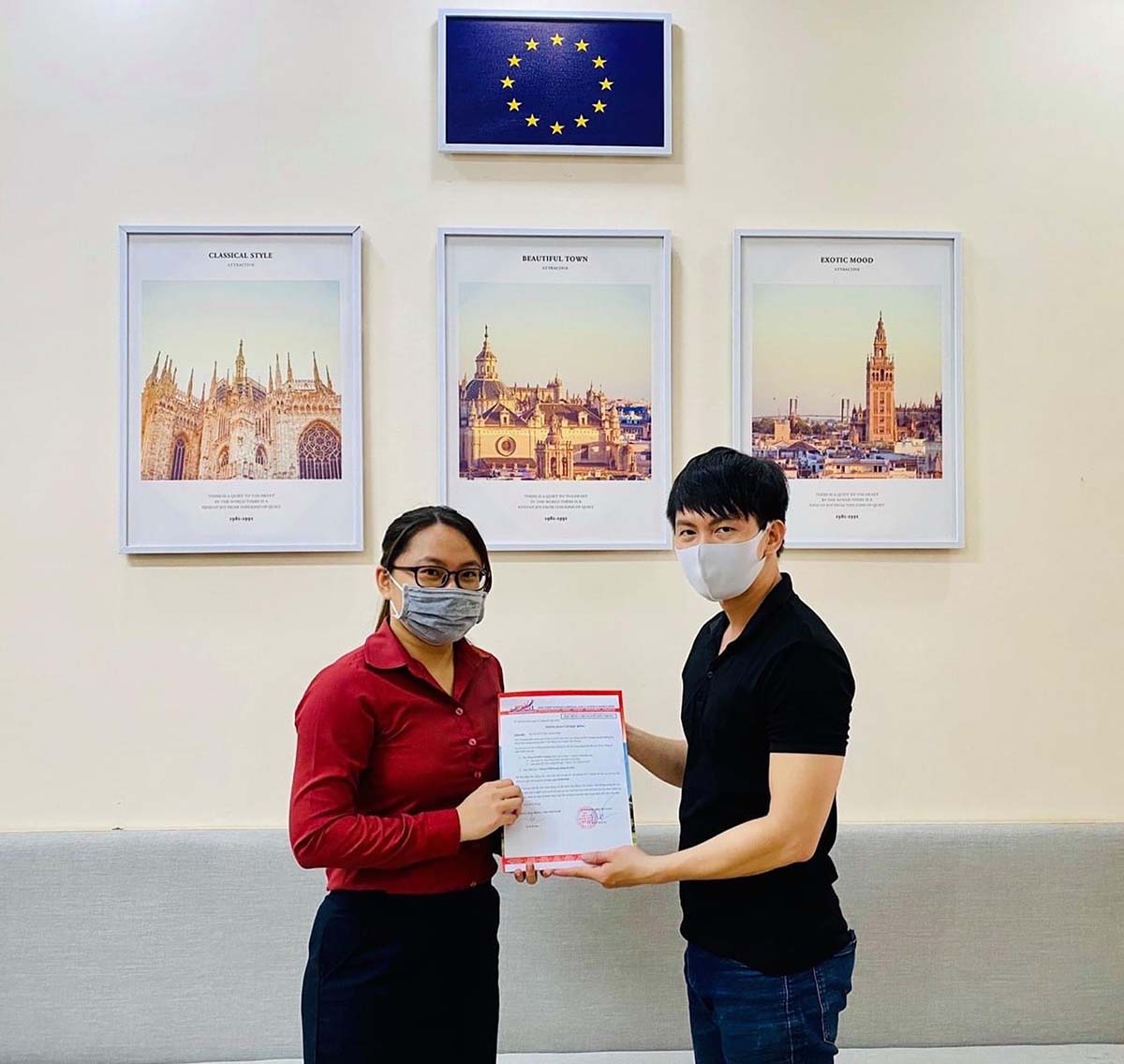 Sinh viên (phải) nhận học bổng cho người tiên phong tại OSI Vietnam