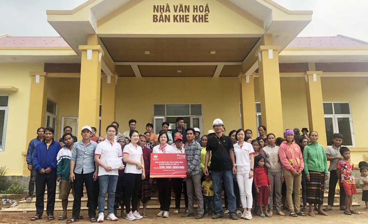 Vượt qua nhiều khó khăn, đoàn cán bộ nhân viên Tập đoàn TNG Holdings Vietnam đã đến được bản Khe Khế nơi bị mưa lũ chia cách nhiều tuần