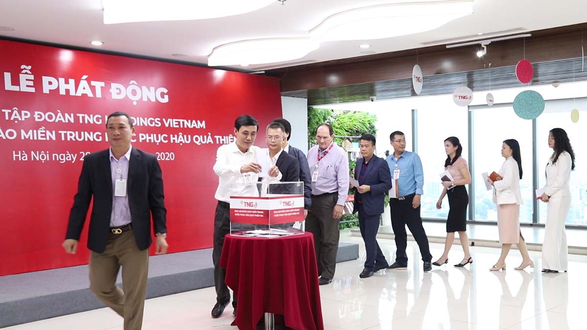 Cán bộ nhân viên Tập đoàn TNG Holdings Vietnam tổ chức quyên góp trước chuyến đi ủng hộ đồng bào miền Trung bị thiệt hại do thiên tai