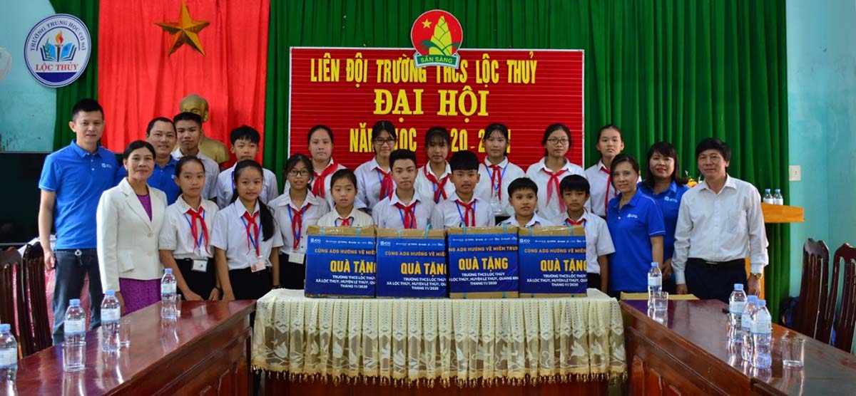 Đoàn tới thăm và trao quà cho các em học sinh trường THCS Lộc Thủy