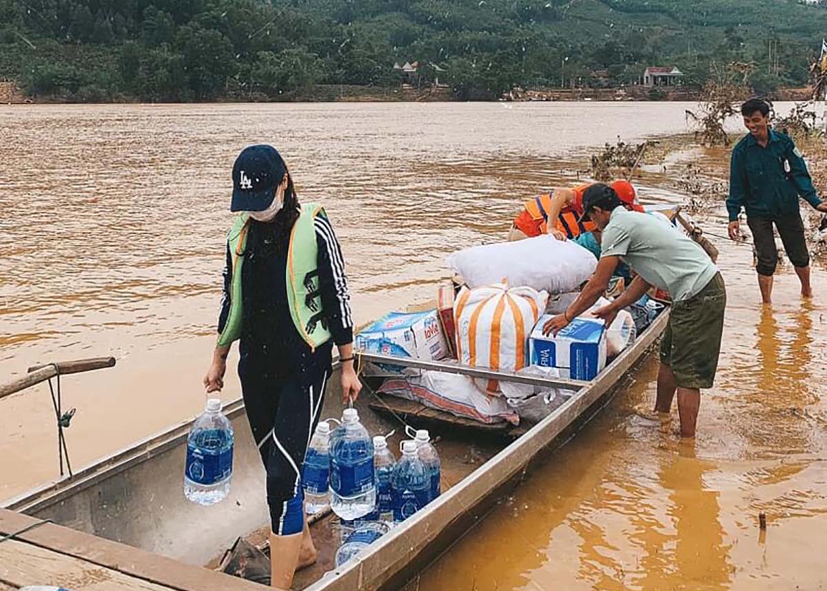 Sản phẩm của Suntory PepsiCo được đưa tới miền Trung để phụ vụ đồng bào lũ lụt