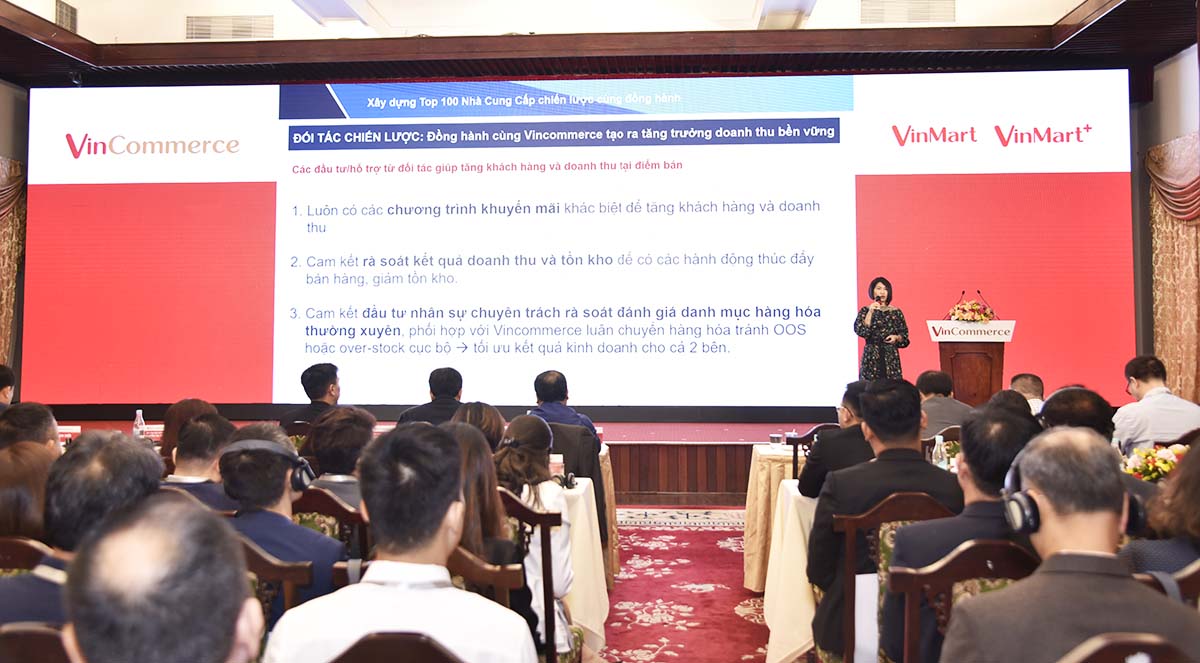 Bà Nguyễn Thị Thanh Thủy - Phó TGĐ VinCommerce chia sẻ tại Hội nghị