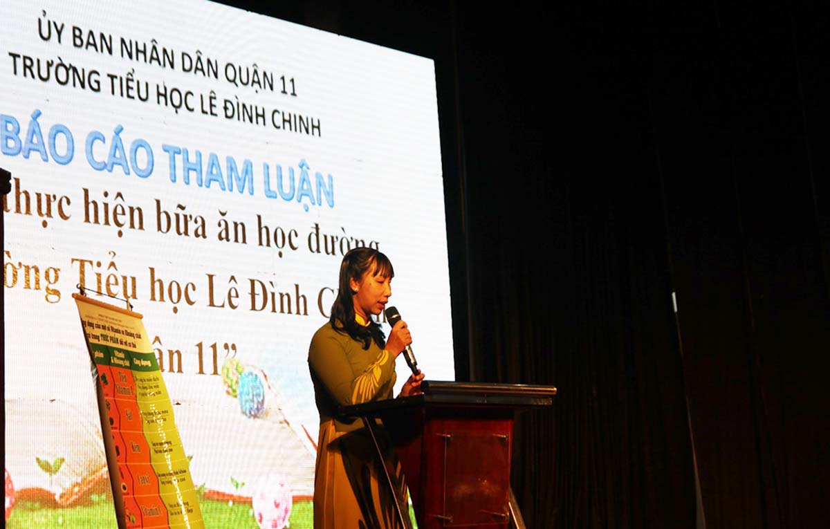 Bà Nguyễn Thị Ngọc Hiền - Phó hiệu trưởng Trường tiểu học Lê Đình Chinh (Q.11, TP.HCM) tham luận tại hội nghị