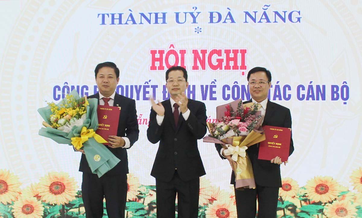Bí thư Thành ủy Nguyễn Văn Quảng (giữa) chúc mừng ông Lương Nguyễn Minh Triết (bên trái) và ông Vũ Quang Hùng (bên phải)