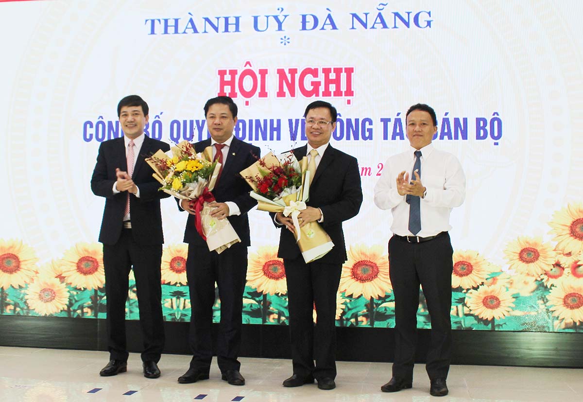 - Lãnh đạo Q.Hải Châu tặng hoa chúc mừng ông Lương Nguyễn Minh Triết và ông Vũ Quang Hùng