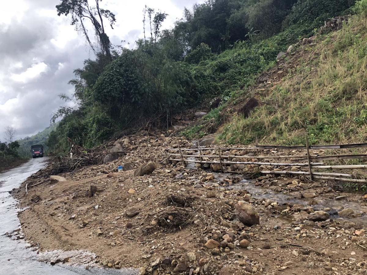 Đường đến huyện Trà Bồng, tỉnh Quảng Ngãi vô cùng hiểm trở và khốc liệt do ảnh hưởng của cơn bão số 13