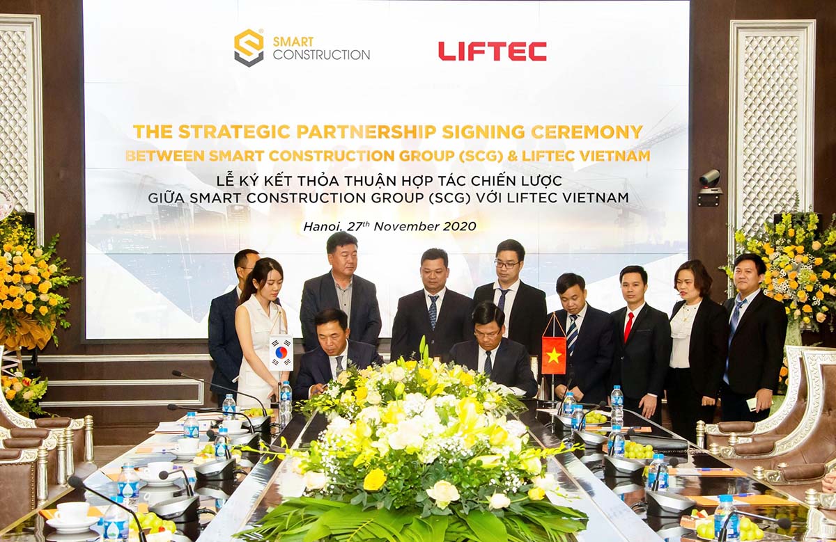 Ông Lê Văn Nam – Tổng giám đốc Smart Construction Group (SCG) và ông You Kyung Nam - Chủ tịch Tập đoàn LIFTEC ký kết Thỏa thuận hợp tác chiến lược
