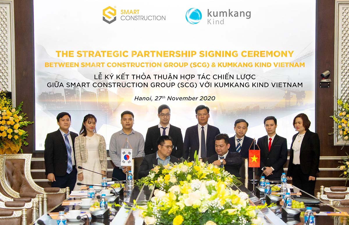 Ông Huỳnh Tấn Quốc - Phó TGĐ SCG ký kết Thỏa thuận hợp tác chiến lược với ông Jang Yeon - General Sales Manager Công ty Kumkang Kind Vietnam
