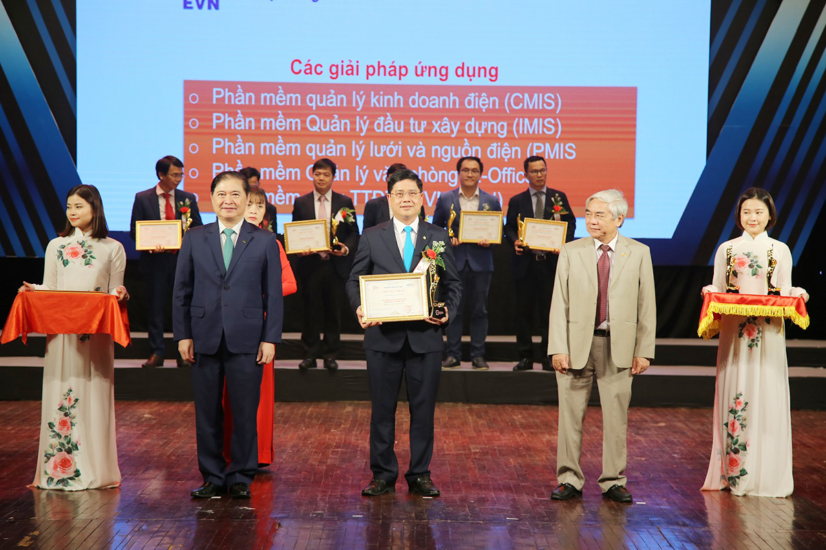 Phó Tổng giám đốc EVN Võ Quang Lâm (người cầm bằng khen) đại diện EVN nhận Giải thưởng Doanh nghiệp Chuyển đổi số xuất sắc 2020