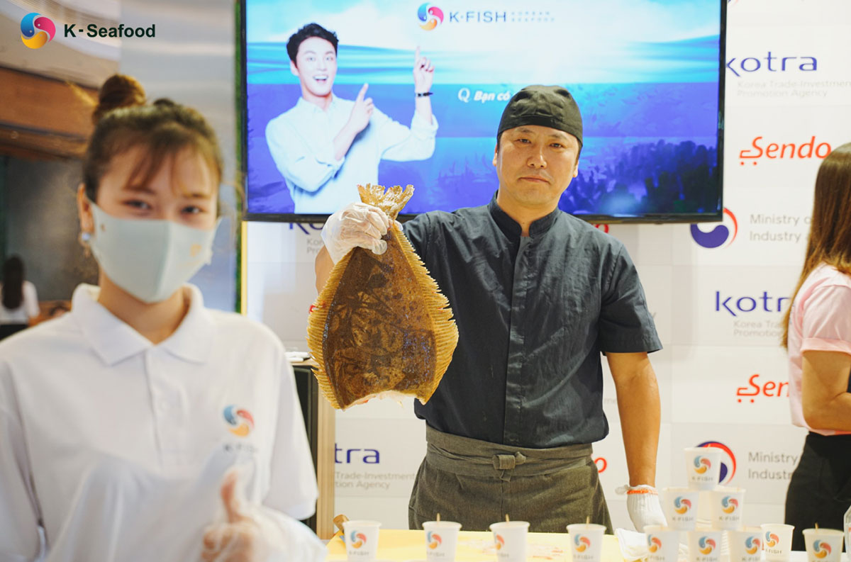 Ông Yoo Jeong-sang - Chủ chuỗi nhà hàng hải sản tươi sống Kiku Tuna Sushi tại sự kiện Korea Sale Festa