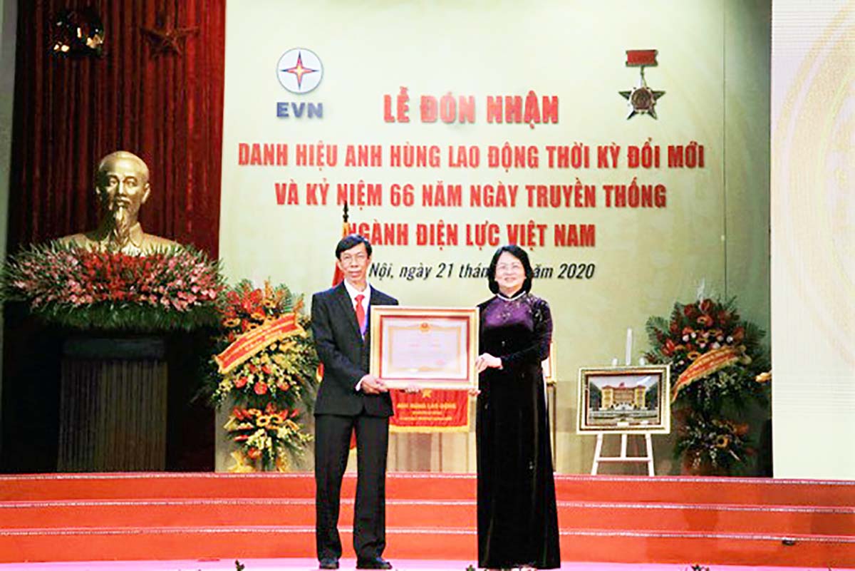 Bà Đặng Thị Ngọc Thịnh - Phó chủ tịch nước trao tặng danh hiệu AHLĐ cho ông Trương Thái Sơn - công nhân đội quản lý lưới điện Công ty Điện lực Chợ Lớn ngày 21.12 tại Hà Nội.